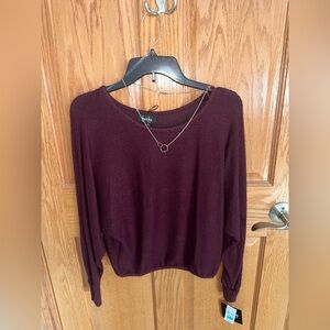 Long sleeve shirt with necklace